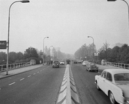 855274 Afbeelding van het verkeer over de Graadt van Roggenweg op de Paul Krugerbrug te Utrecht.